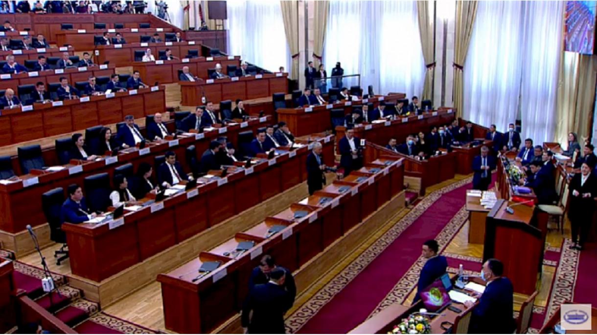 Kırgızistan Parlamento Ant İçme 2.jpg