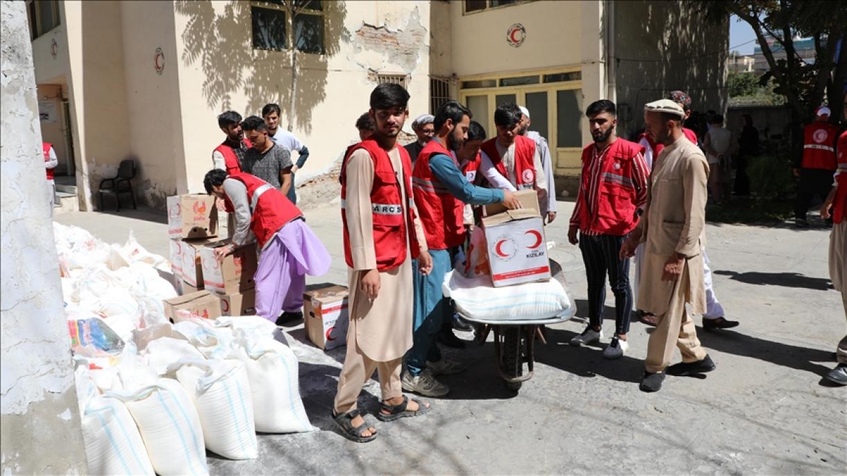 هلال احمر ترکیه بین 100 خانواده نیازمند در افغانستان بسته‌های مواد غذایی توزیع کرد
