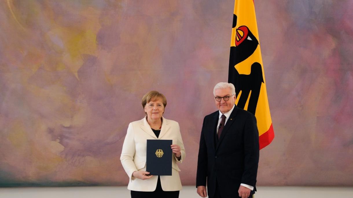 Merkel jura su cargo para la cuarta legislatura