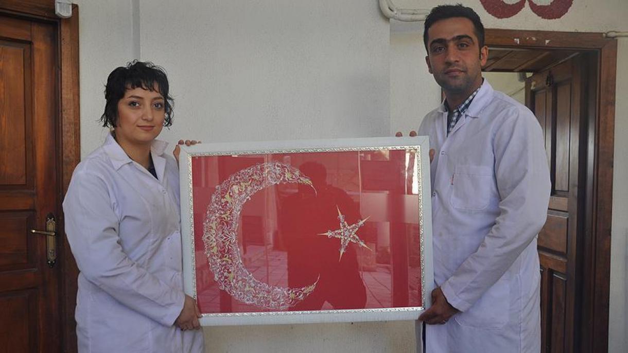 هنرنمایی یک زوج ایرانی با بیرق ترکیه بر روی تابلو