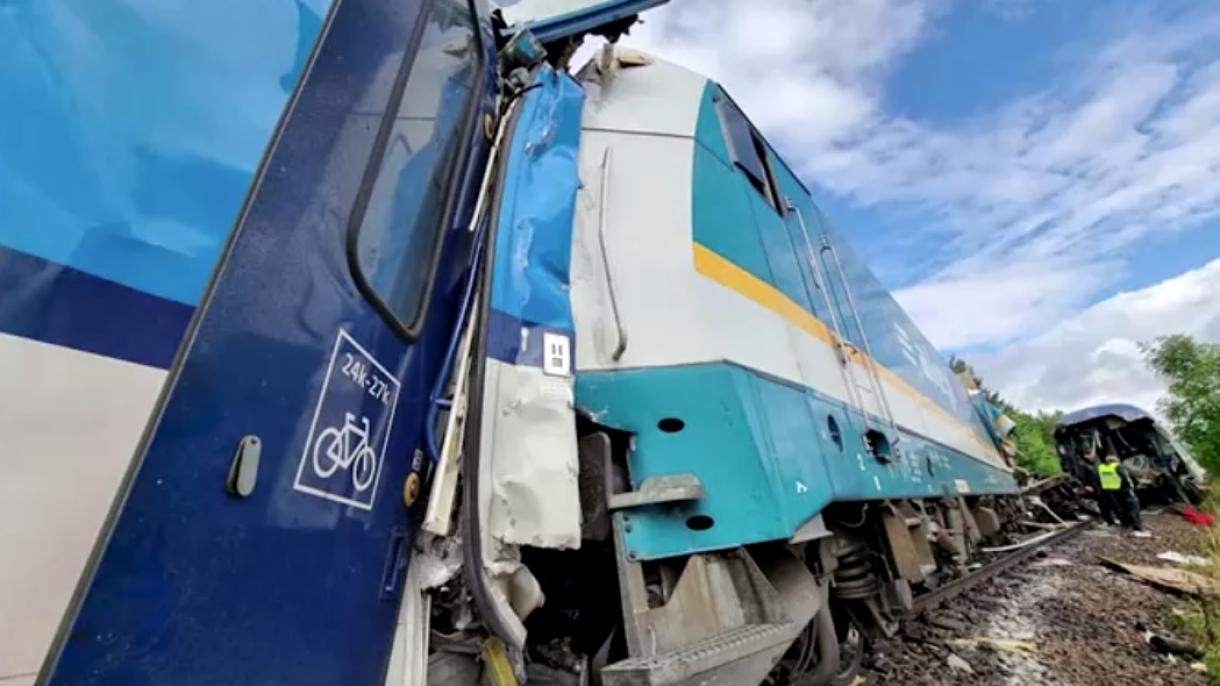 Двама загинали при влакова катастрофа в Чехия