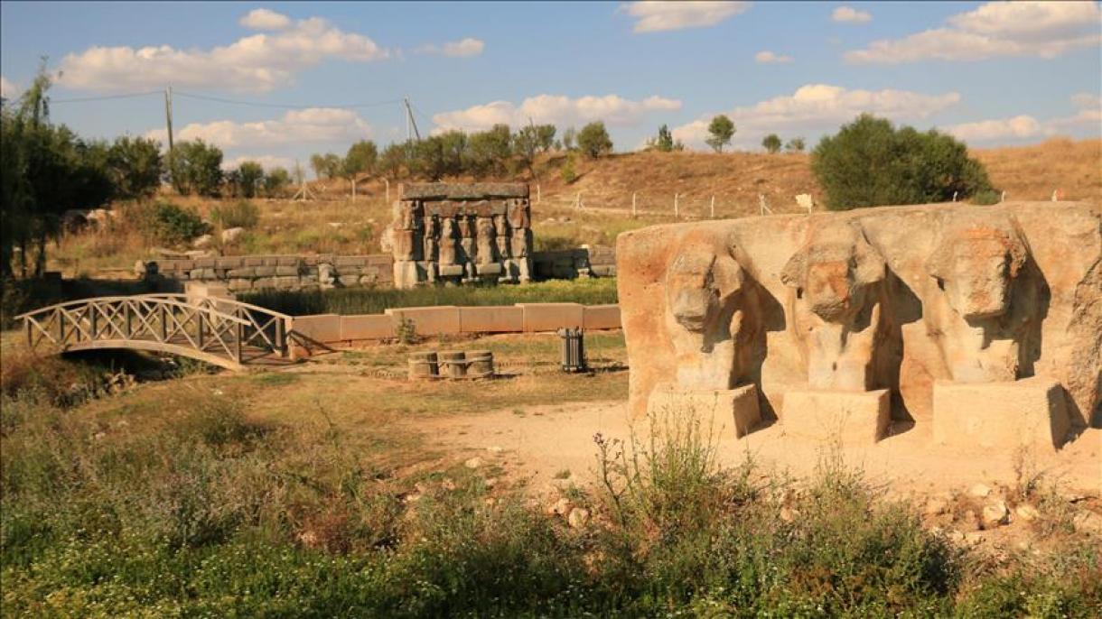 O Monumento de Eflatunpınar em homenagem ao filósofo Platão