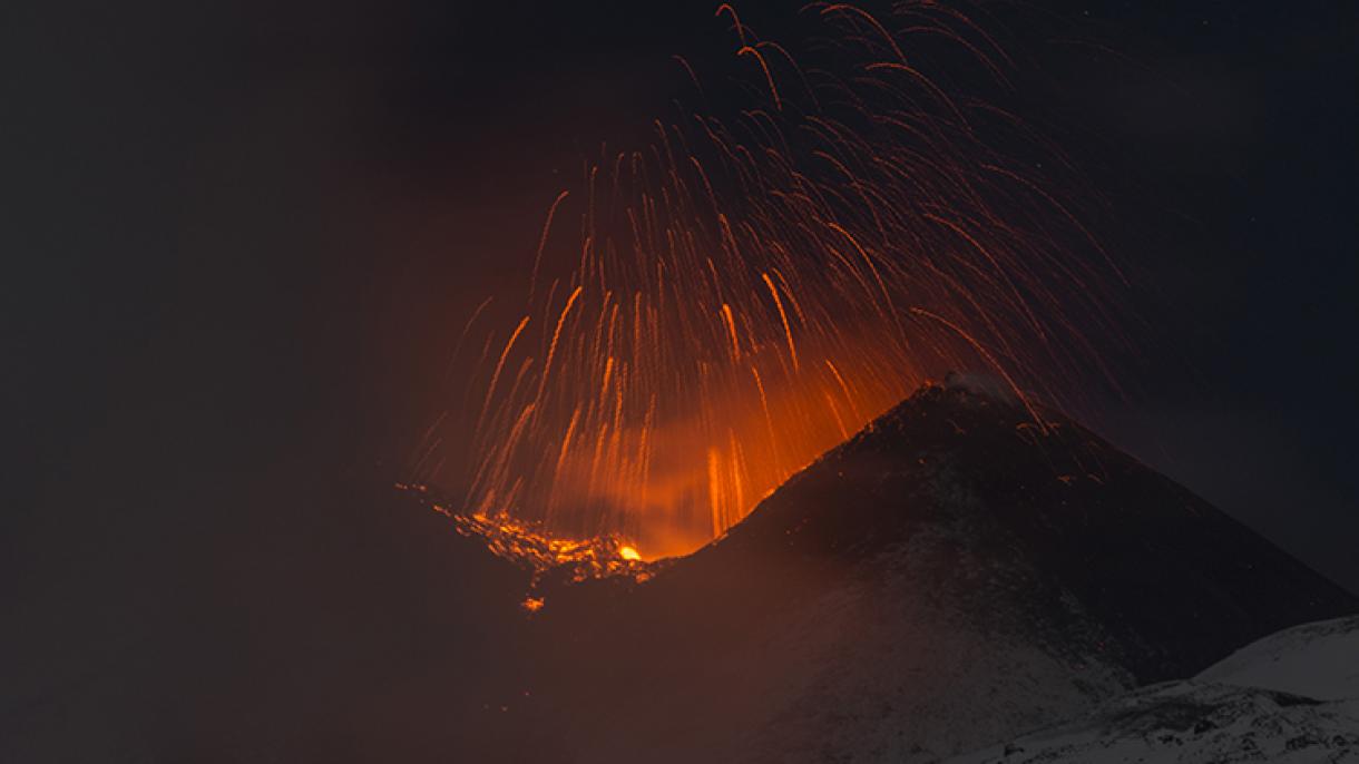 意大利南部埃特纳火山再次爆发