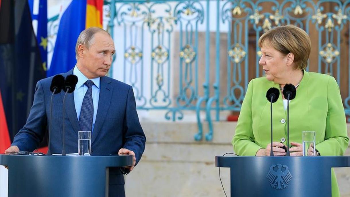 Vladimir Putin Angela Merkellə danışdı