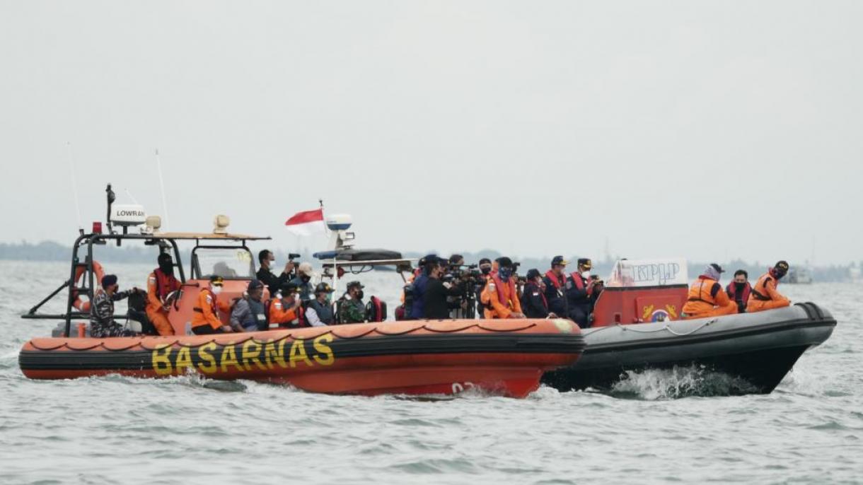 印尼失事客机搜救工作紧张进行