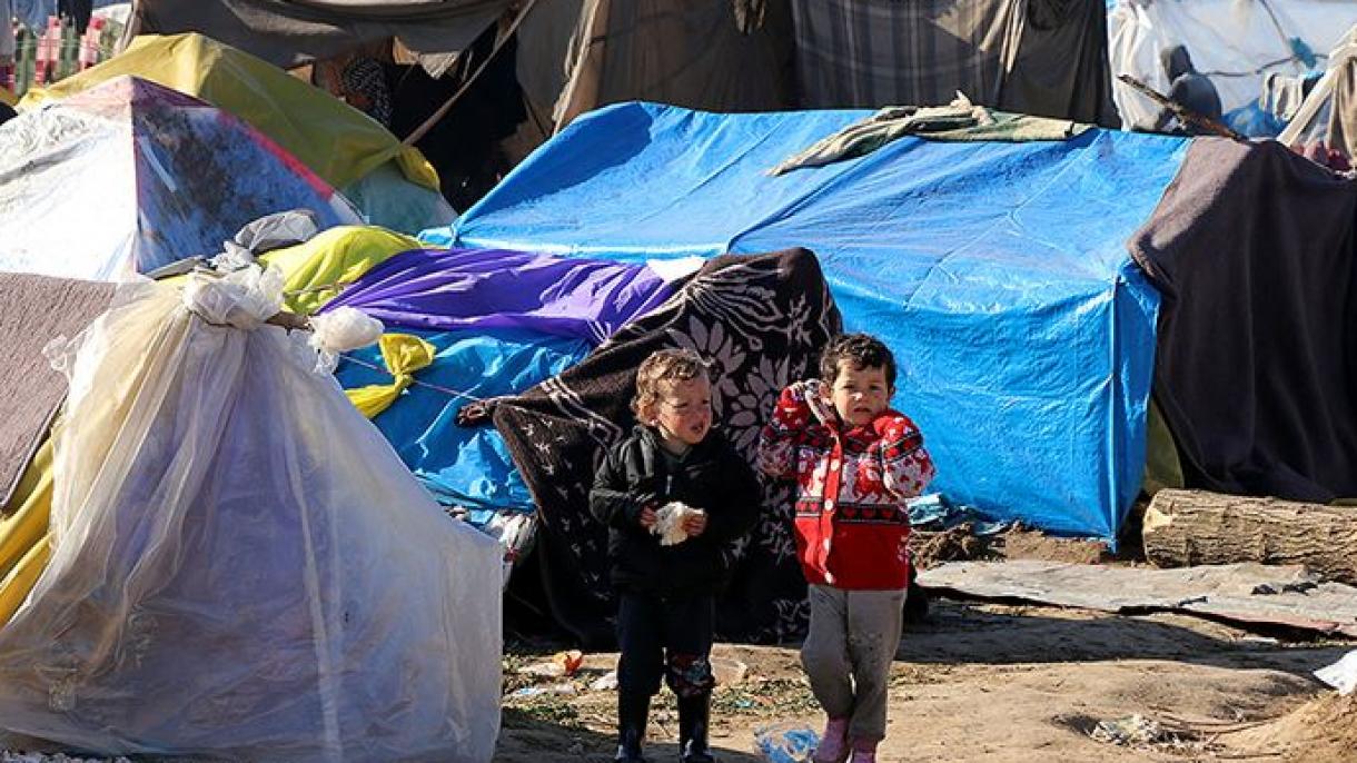 La esperanza triste de los niños refugiados continúan con sus familias a las puertas de Grecia