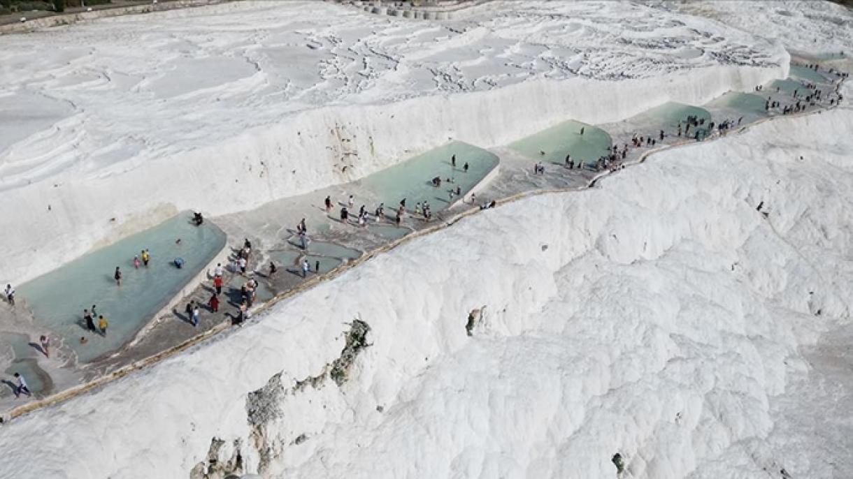 Situl Pamukkale continuă să atragă vizitatori din întreaga lume