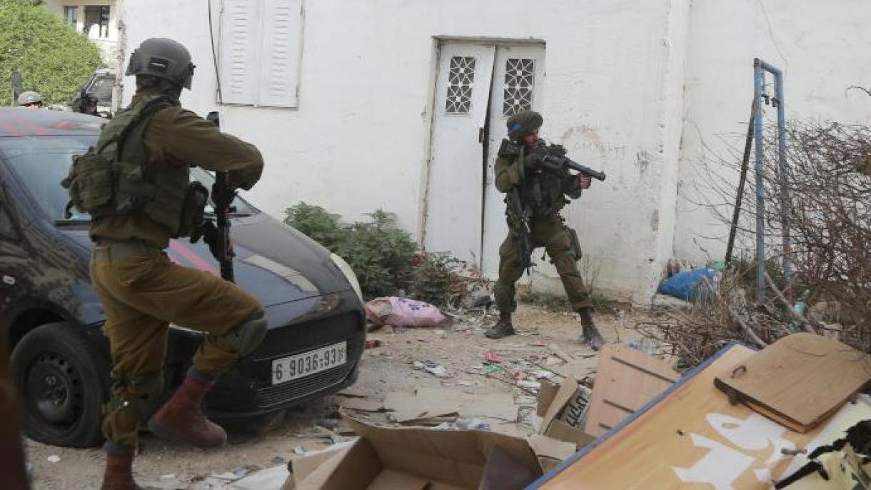 以色列士兵突袭巴勒斯坦难民营