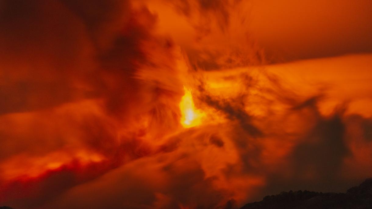 Erupción de lava y cenizas en Etna