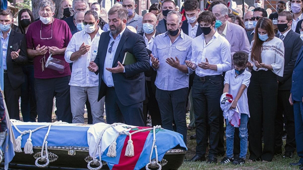 Expresidente argentino Carlos Menem recibe sepultura en el cementerio islámico de San Justo