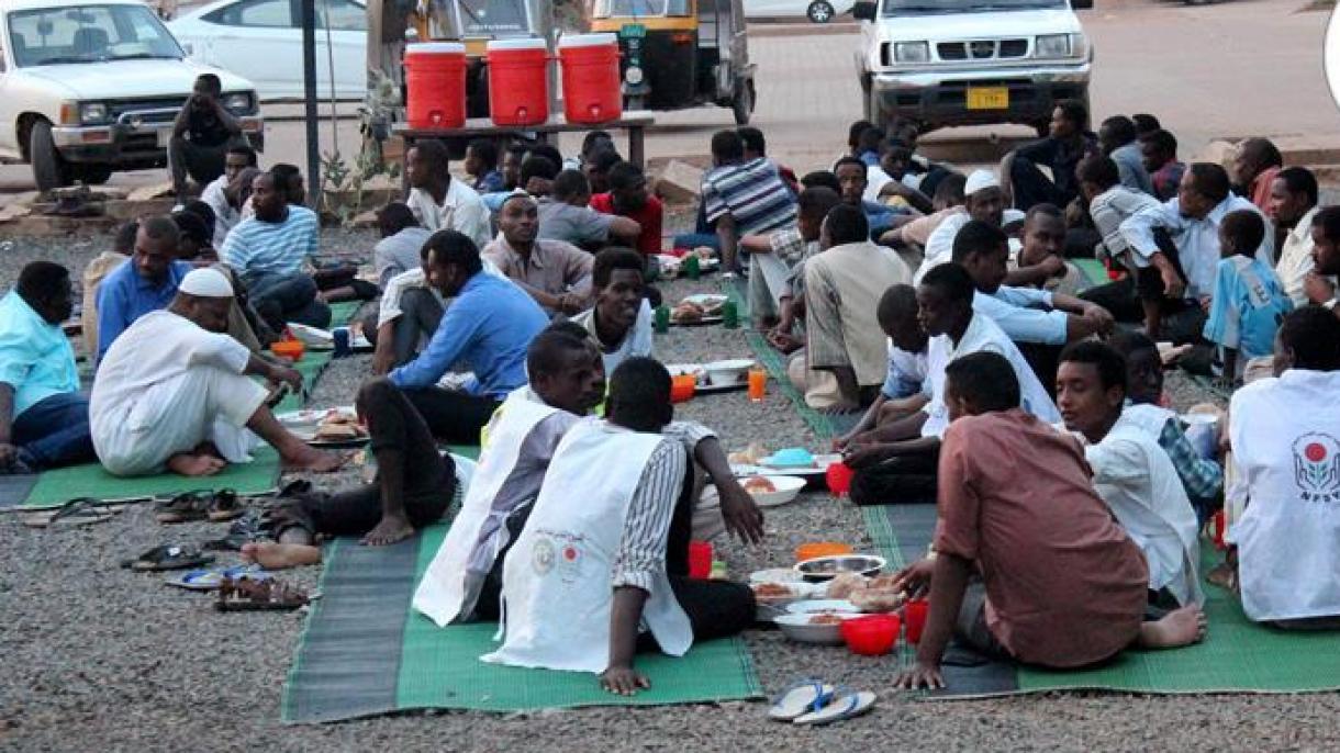 خیابان‌های سودان با سفره‌های افطار تزیین شده است