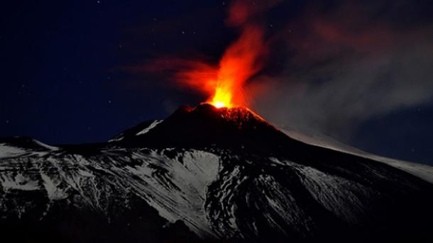 南美国家厄瓜多尔通古拉瓦火山喷发
