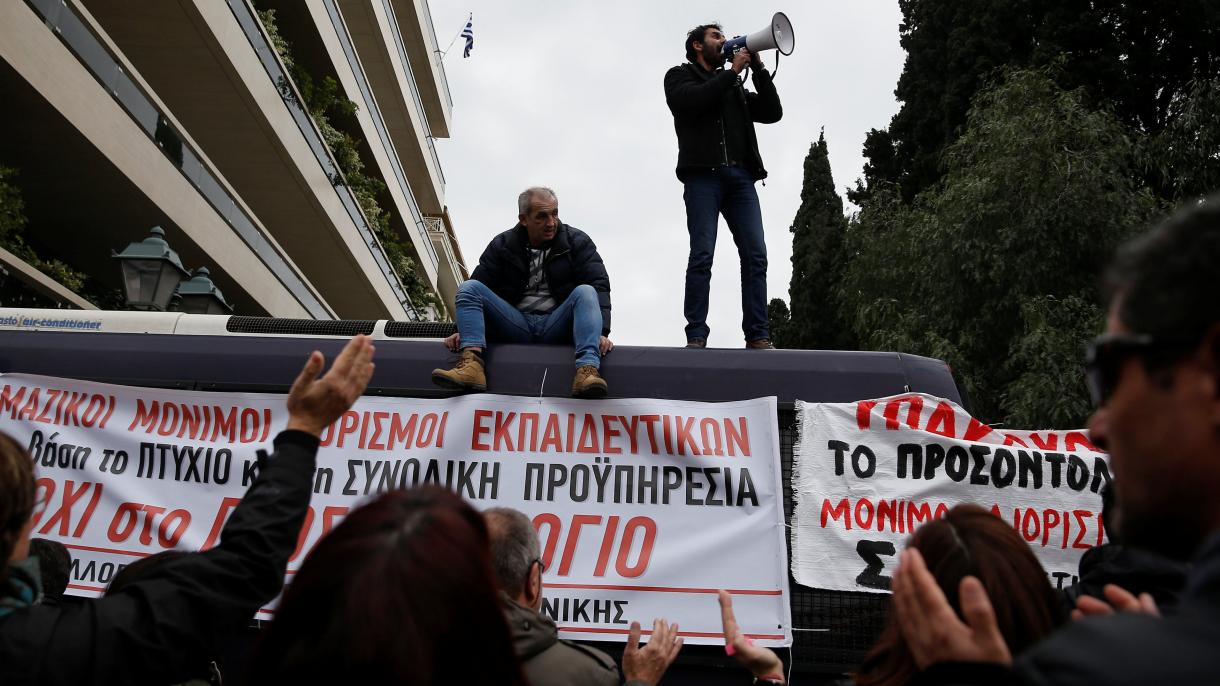 希腊教师占领国家电视台宣读抗议书
