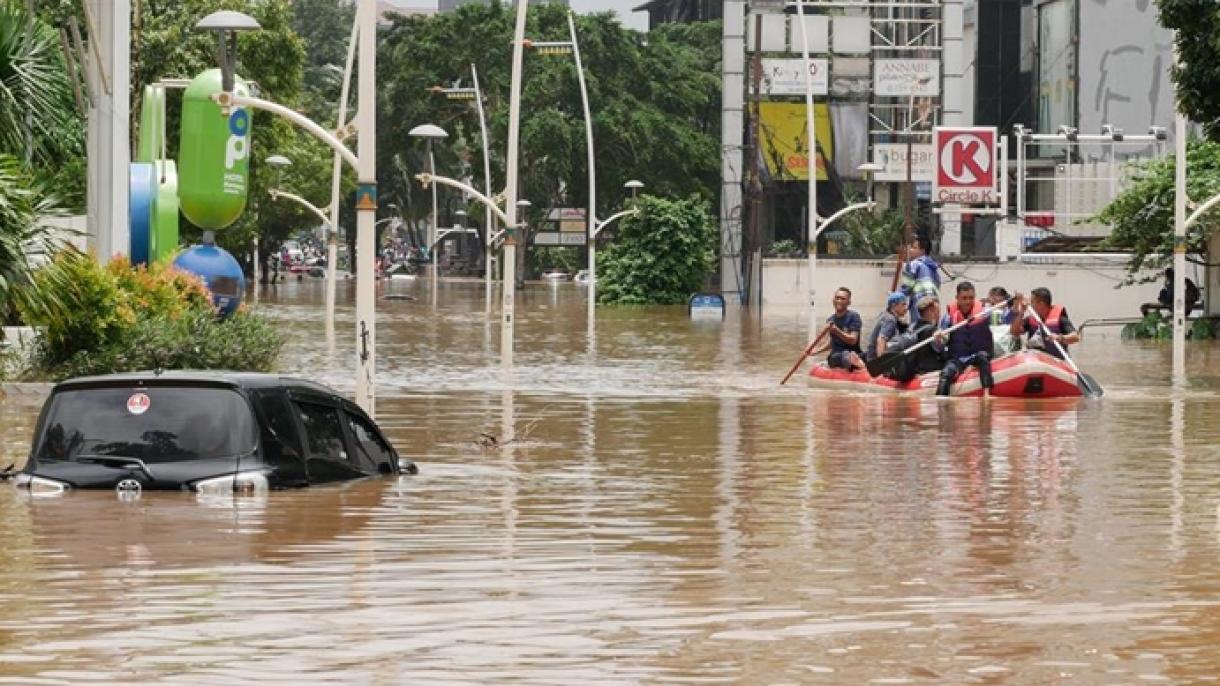 印度尼西亚强暴雨引发洪灾 数万人受影响