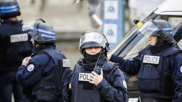 به پلیس فرانسه حق حمل دایمی اسلحه داده شد