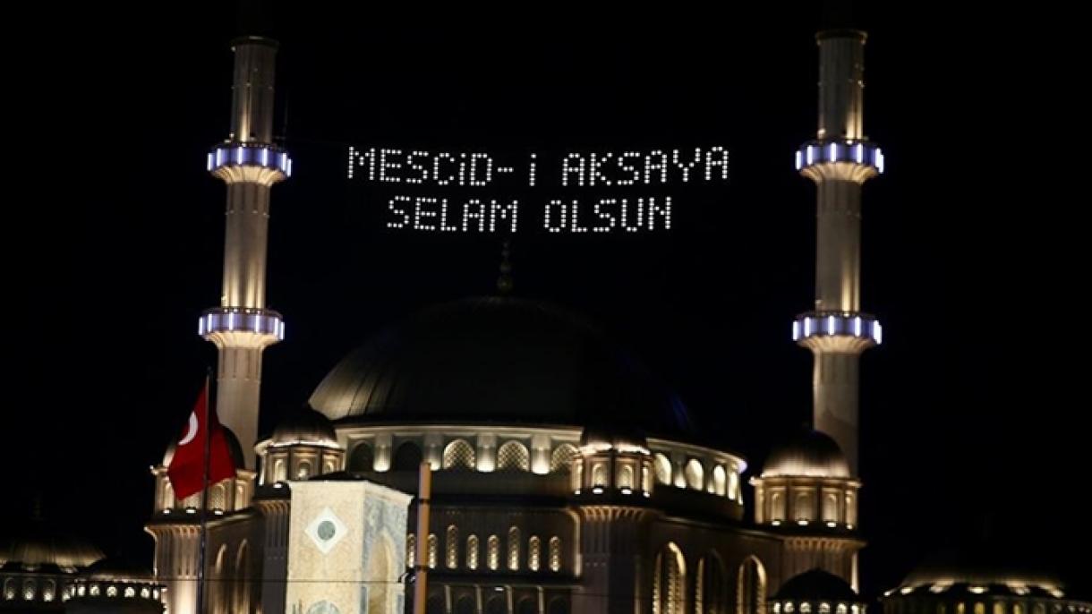 Светещ надпис „Поздрави на джамията Ал-Акса“ в Истанбул