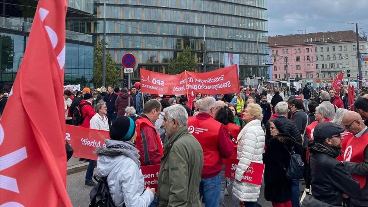 Alacsonyabb árakért, magasabb bérekért tüntetnek Ausztriában