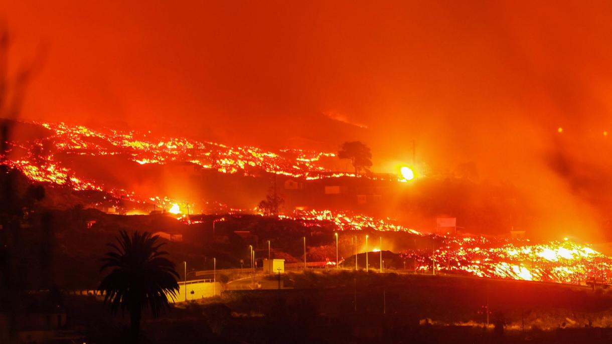 El avance de la lava obliga a evacuar a más de 800 personas en La Palma
