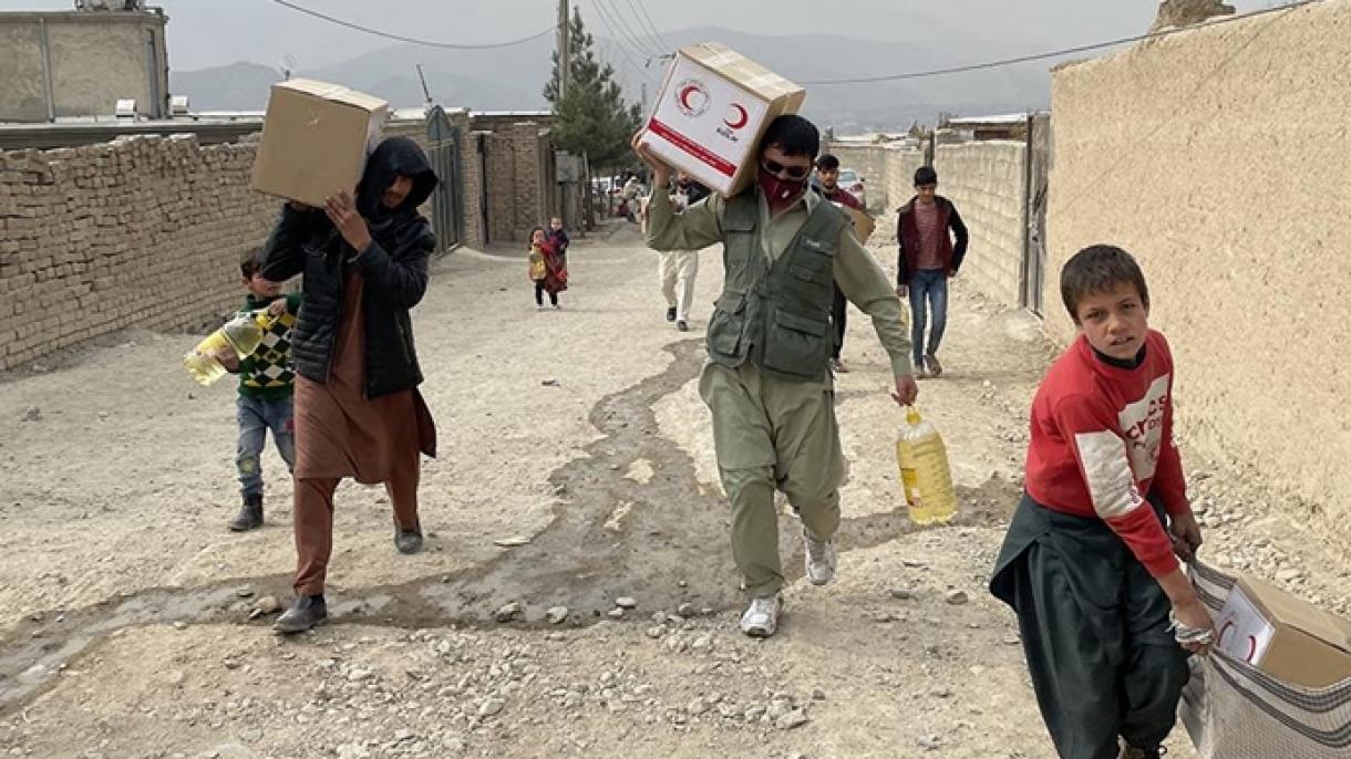 کمک‌های هلال‌احمر ترکیه به نیازمندان افغانستان ادامه دارد