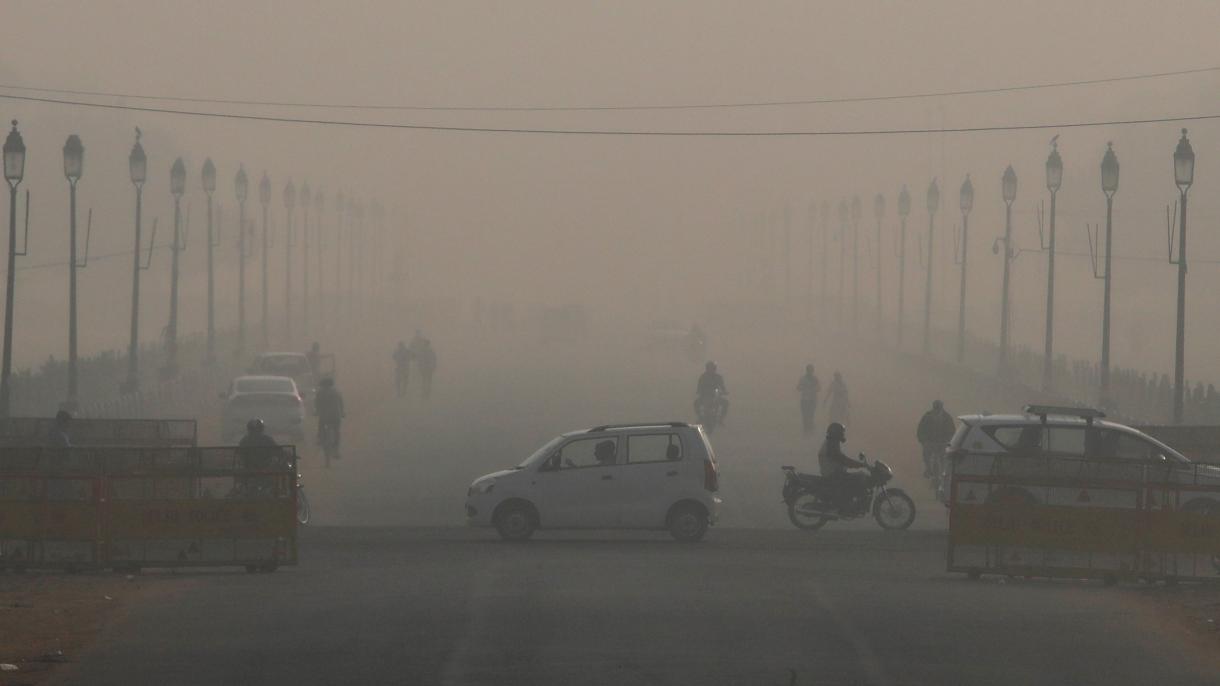 Aumenta cada día la capa de niebla gris sobre Nueva Delhi que causa la contaminación de aire