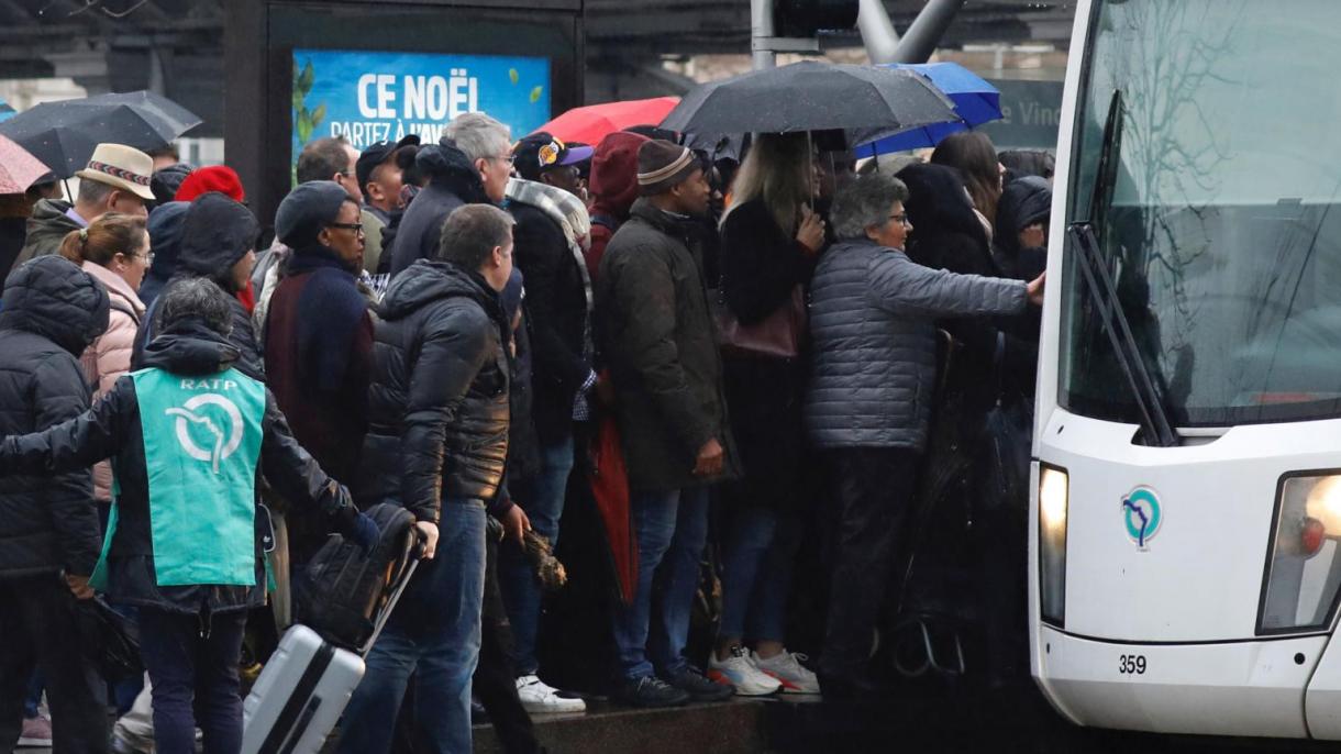 Tizenkettedik napja tart az általános sztrájk Franciaországban