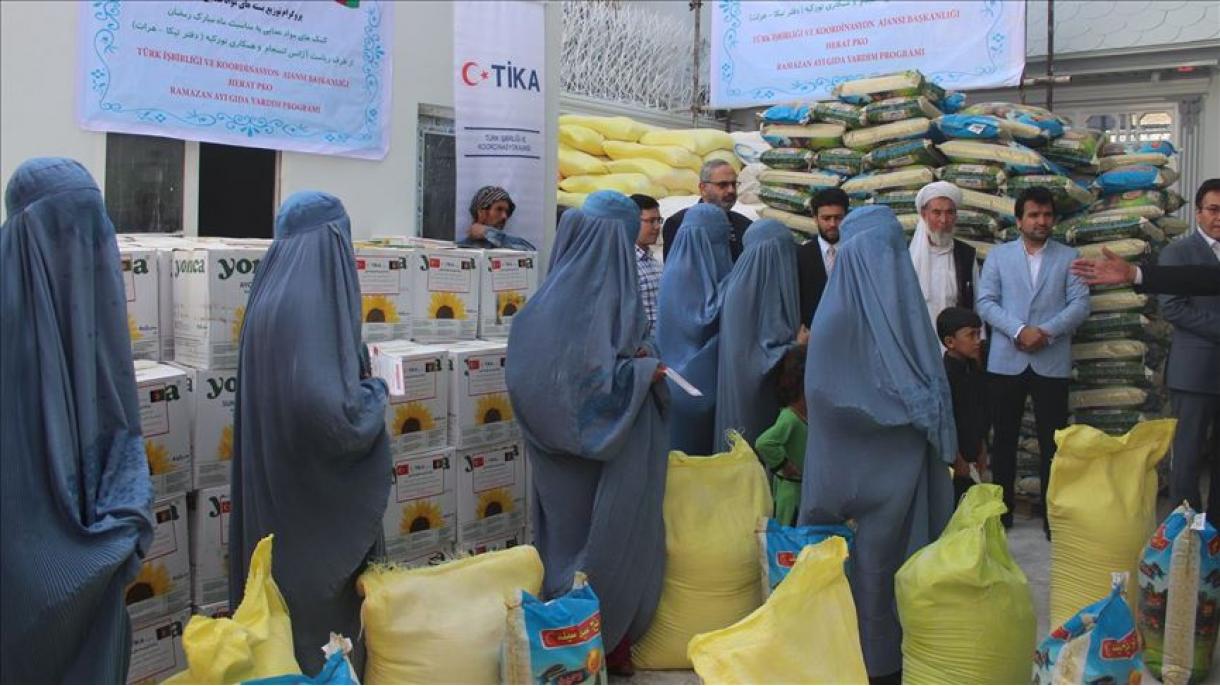 تورکیه میان نیازمندان افغانستان بسته‌های غذایی توزیع کرد