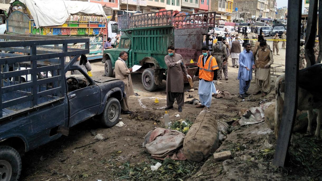 Atentado contra um mercado de rua fez mais de uma dúzia de vítimas mortais no Paquistão