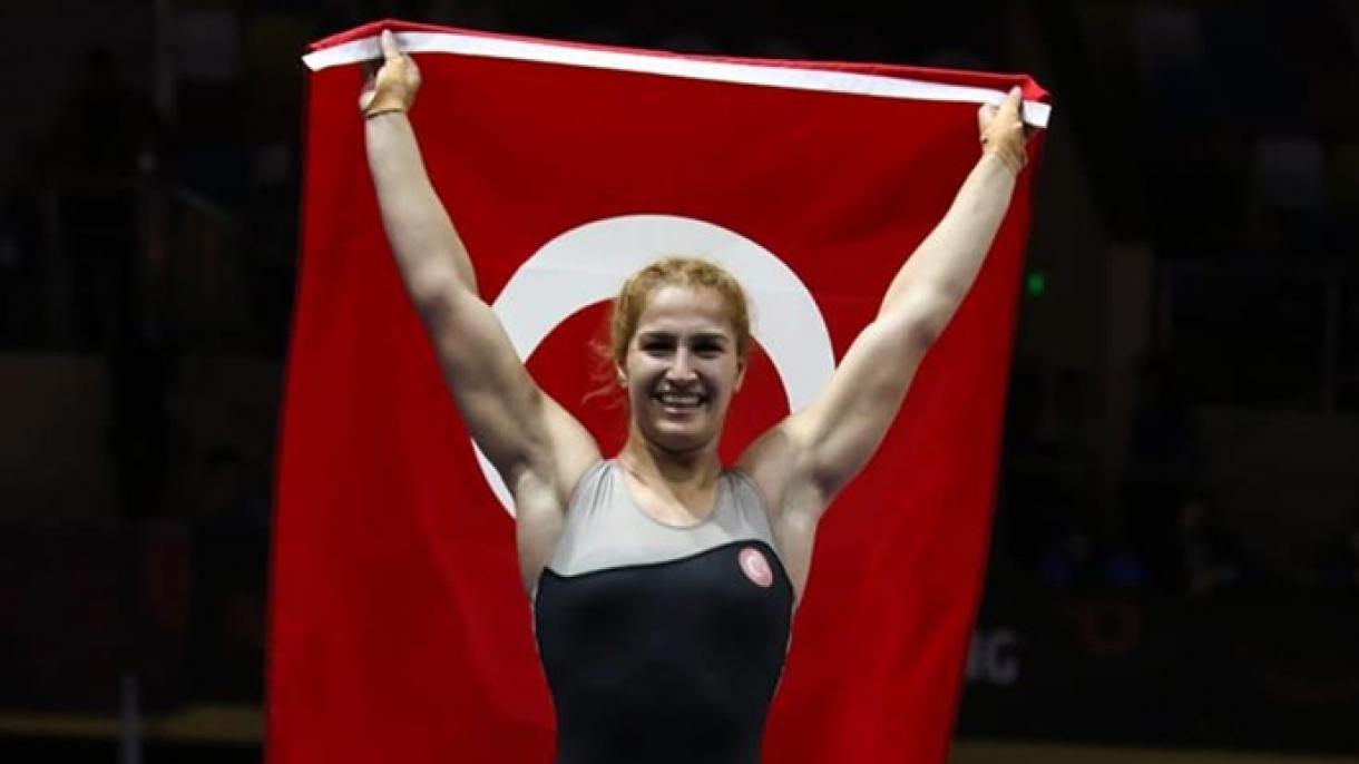 La luchadora Buse Tosun obtuvo la medalla de plata en Polonia