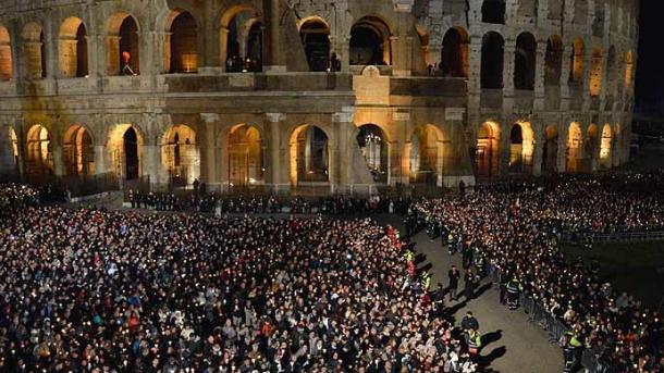 Megkezdődött a Ferenc pápa vezette keresztút a római Colosseumnál