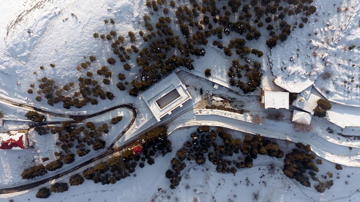 Imaginea Complexului  Eshab-i Kehf sub zăpadă este fermecătoare...