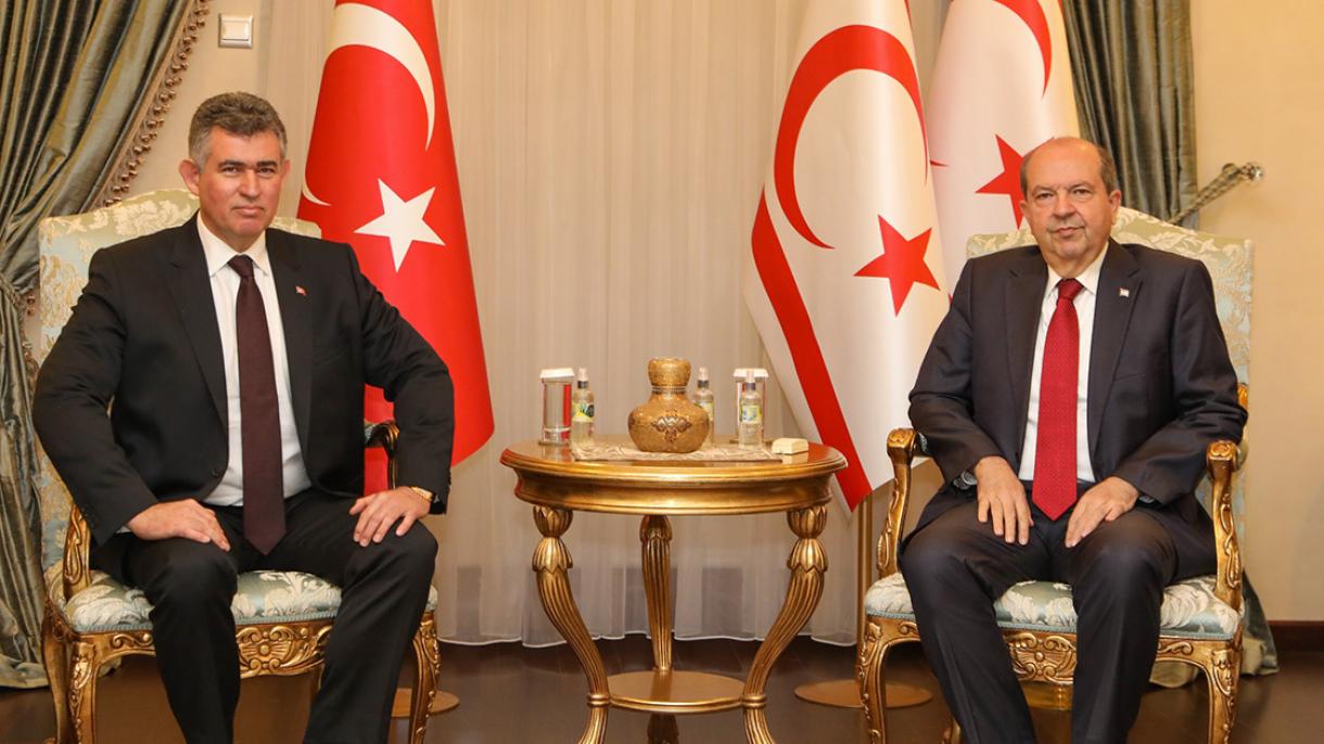Metin Feyziog'lu SHKTR Prezidenti Ersin Tatarga ishonch yorlig'ini topshirdi