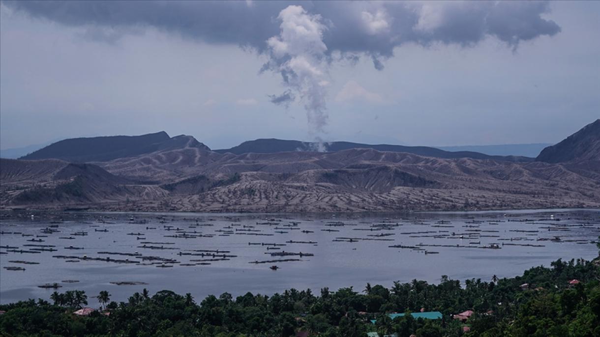 Evacuadas cientos de personas por la actividad del volcán Taal en Filipinas