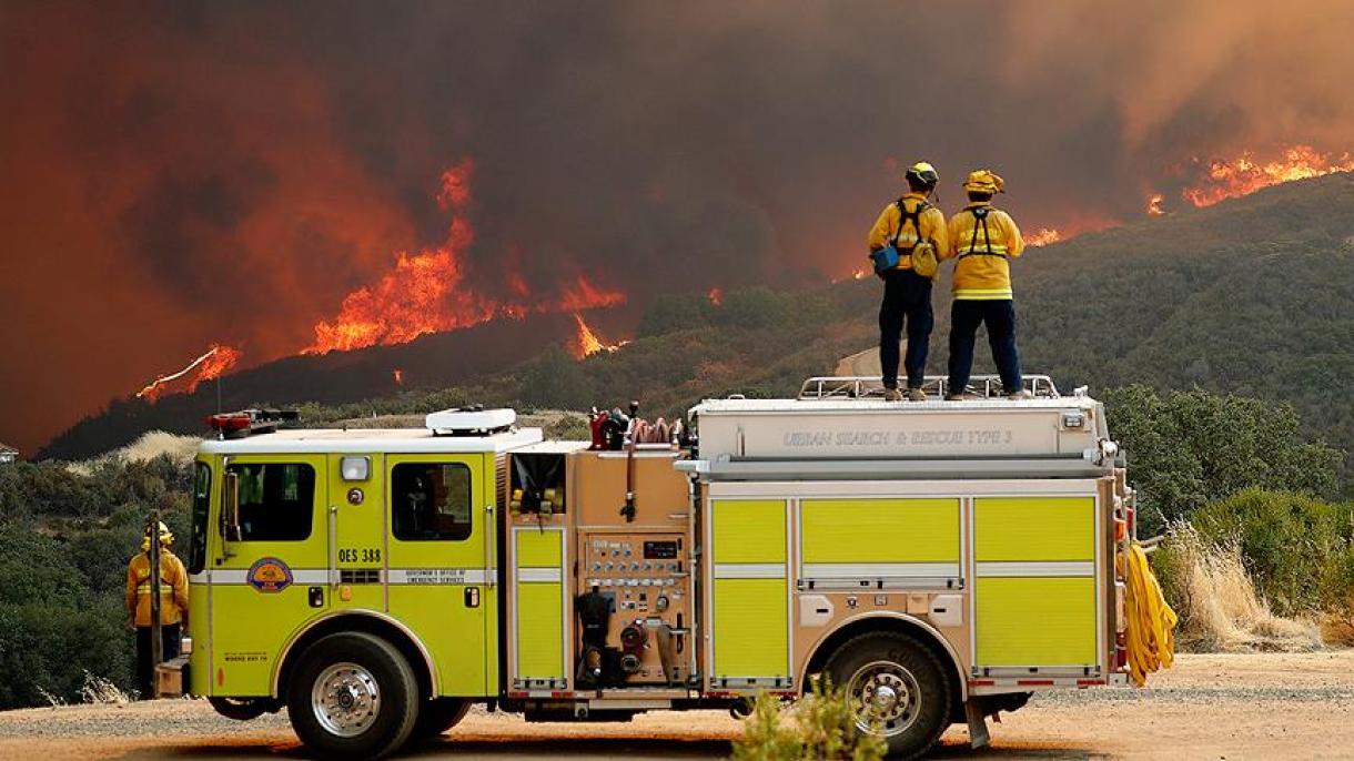 Trump acusa a los autorizados de California y los bomberos por el devastador incendio