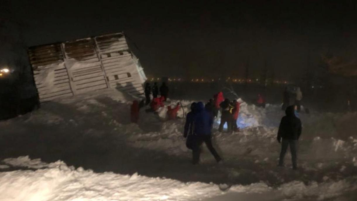 Сибирде лыжа базасындагы үйлөрдү кар көчкү басып калды