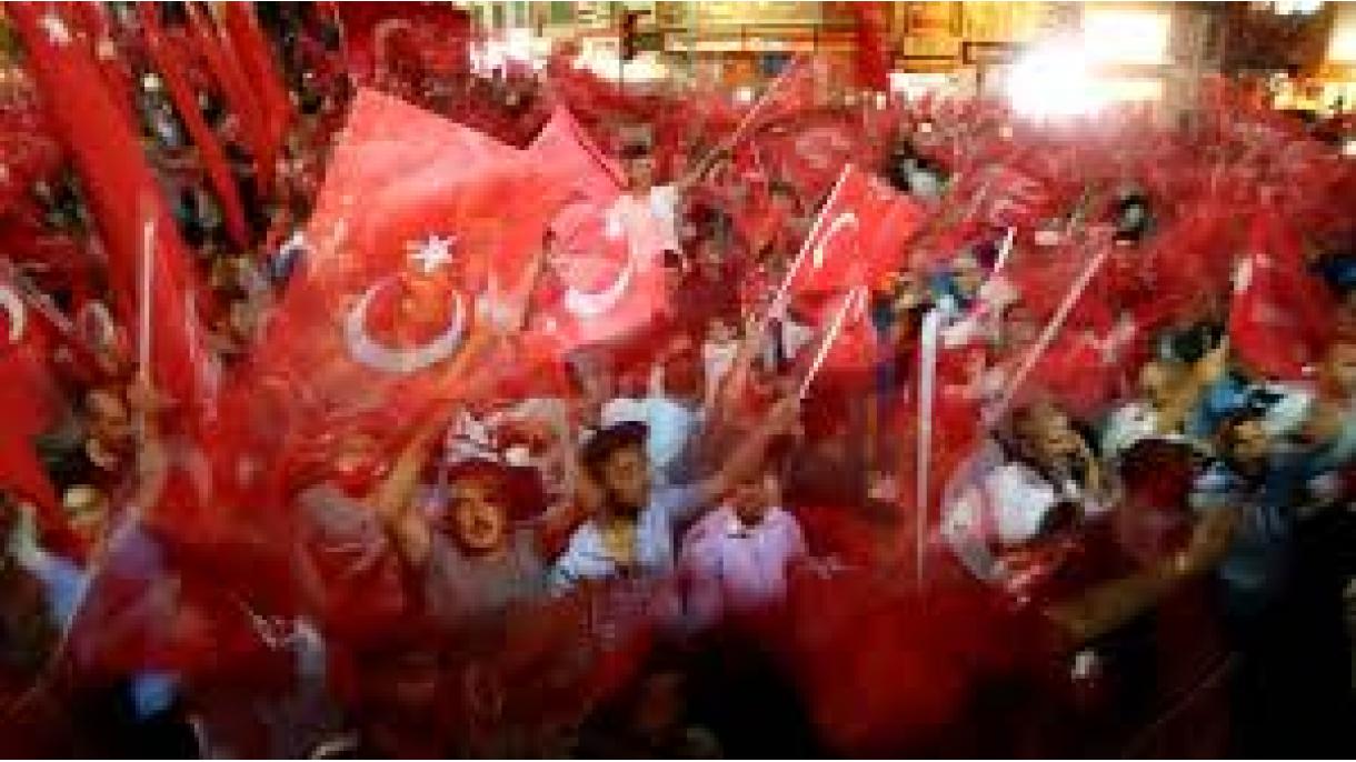 Primeiro-ministro Binali Yıldırım discursa na Praça de Kizilay aos cidadãos