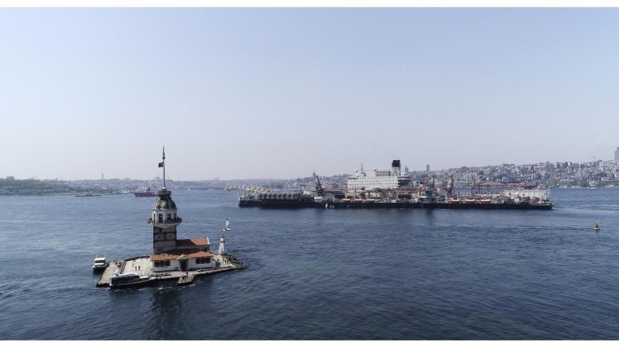 O maior navio de construção do mundo atravessou o Estreito do Bósforo