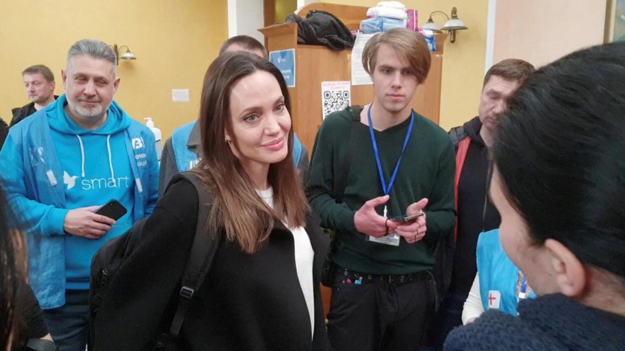 Angelina Jolie visita l'Ucraina nonostante la guerra in corso
