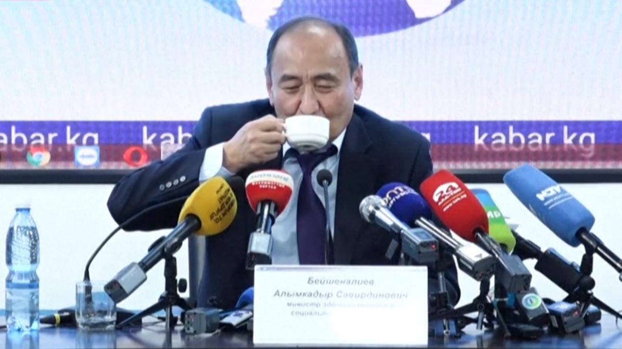 Кыргыз министр Ковид-19га каршы уу коргошундун кайнатмасын ичип көрсөттү
