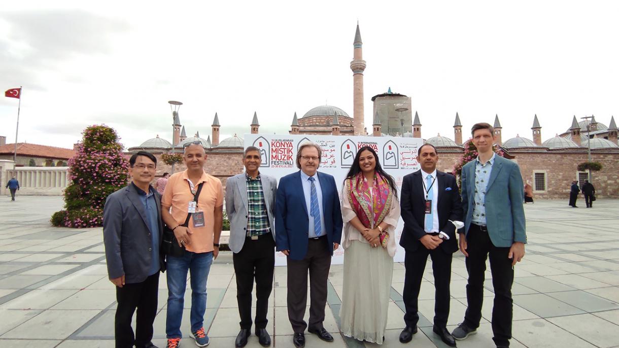 ترکی:پاکستانی نژاد گلوکارہ سائرہ پیٹر نے صوفی میلہ لوٹ لیا