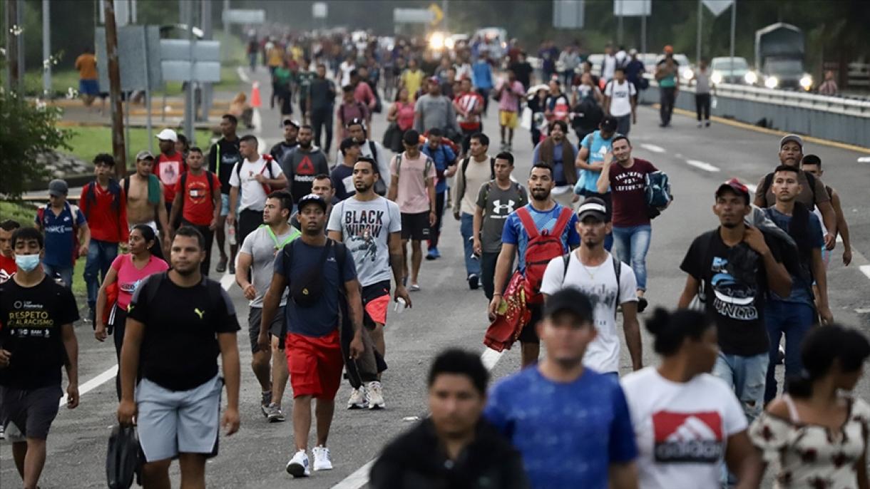 مهاجران غیرقانونی از مکزیک به سوی مرز آمریکا حرکت می‌کنند