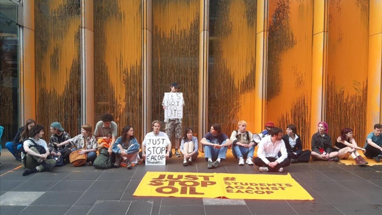 Activistas climáticos de Just Stop Oil arrojan pintura a la oficina de TotalEnergies en Londres