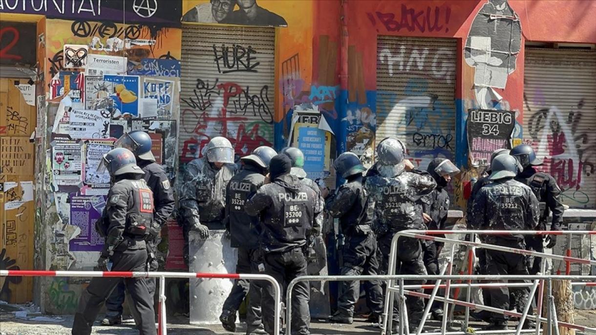 德国极左翼团体袭击警察
