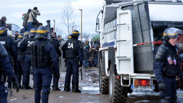 Policía francesa desmantela un campamento de refugiados en Calais