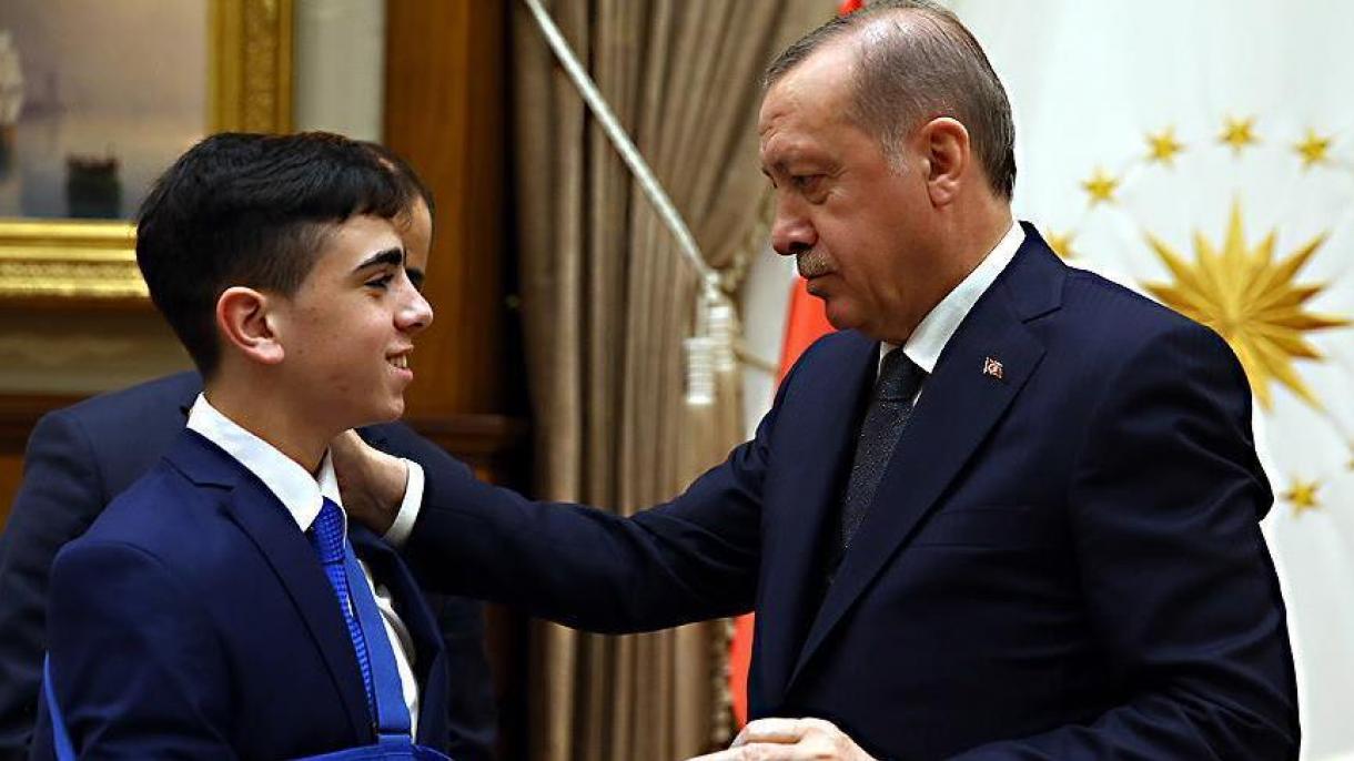 Presidente Erdogan recebe o adolescente palestino Juneidi