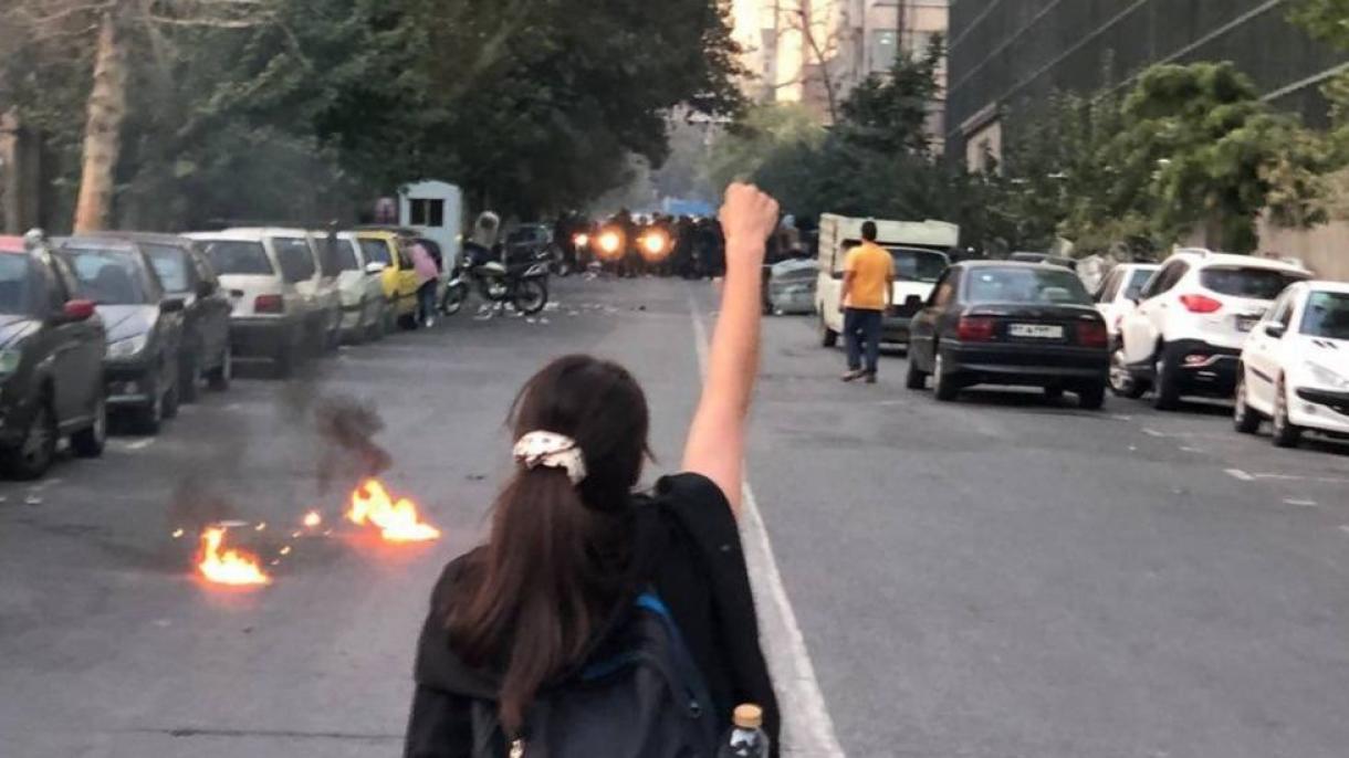 Eýranda dowam edýän protestlerde ýaragly çaknyşyklar boldy
