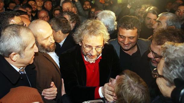 Liberados los periodistas Dündar y Gül después de 92 días