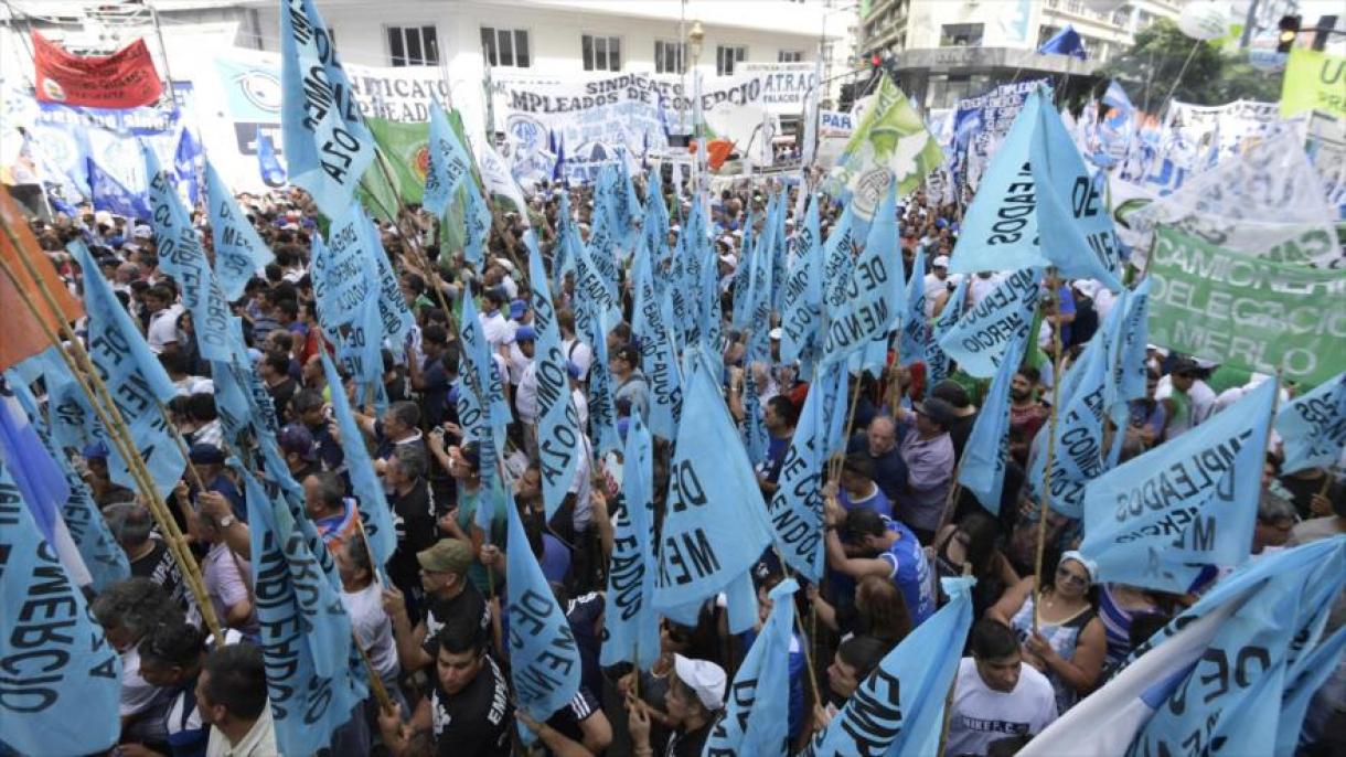 Trabajadores estatales argentinos inician huelga general contra los despidos