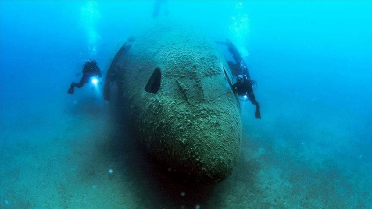 Turquía: este es el avión sumergido más grande del mundo que recibe a exploradores del mar