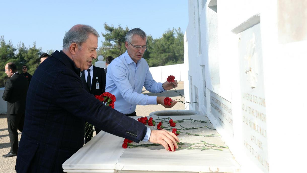 Akar y Stoltenberg visitan el Monumento a los Mártires en Çanakkale