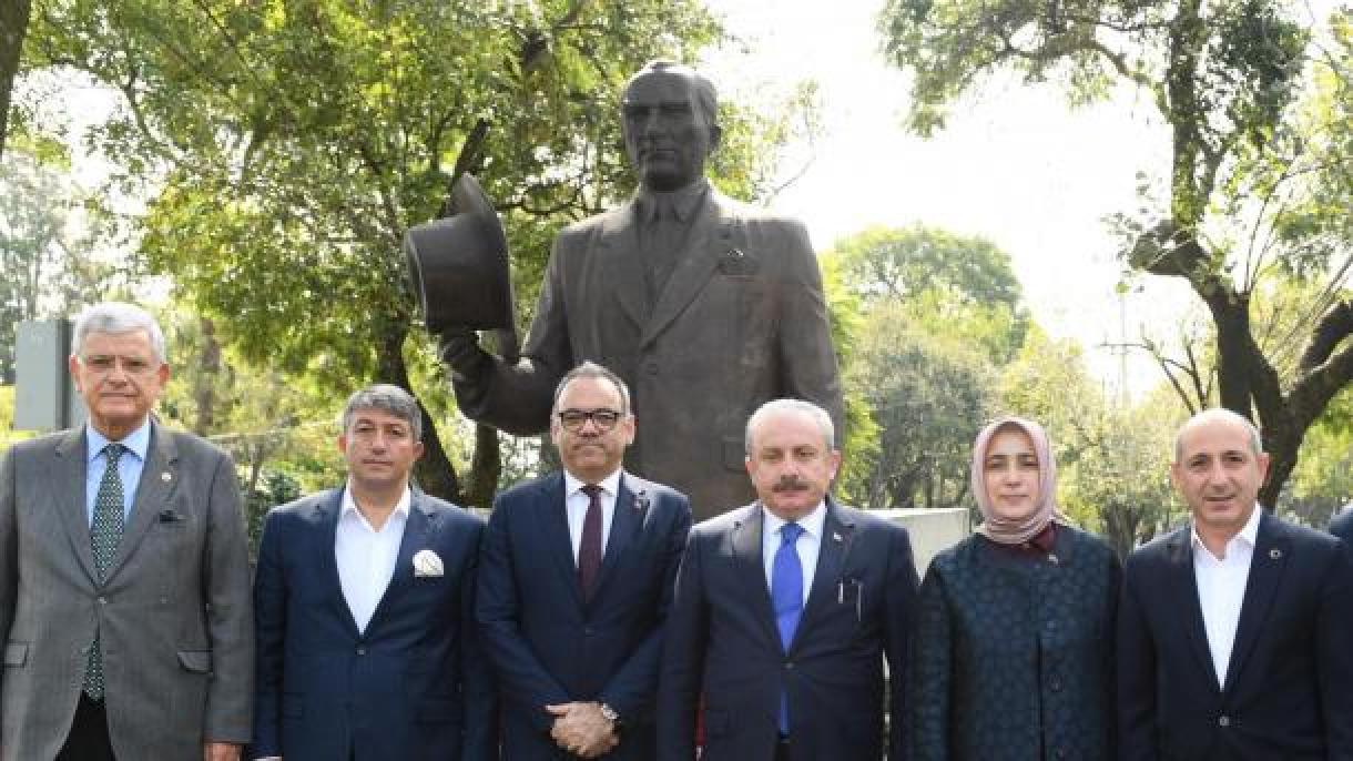 Presidente do Parlamento visita o monumento a Atatürk no México